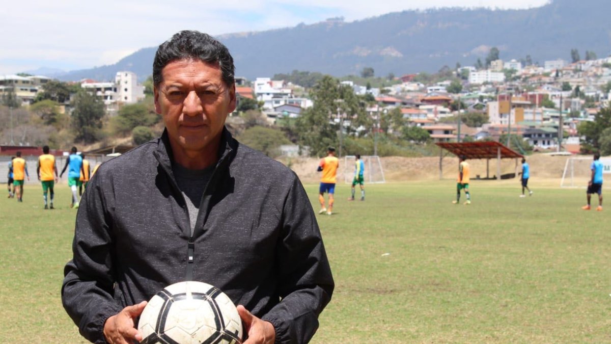 Sixto Vizuete dirigió a la selección ecuatoriana de fútbol, y también en Bolivia.