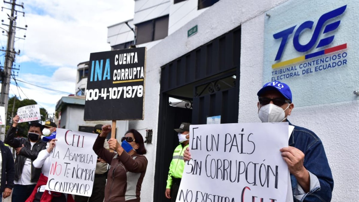 El pasado 14 de julio simpatizantes del movimiento Compromiso Social acudieron a la audiencia por el proceso contra el contralor Pablo Celi, por supuesta infracción electoral.