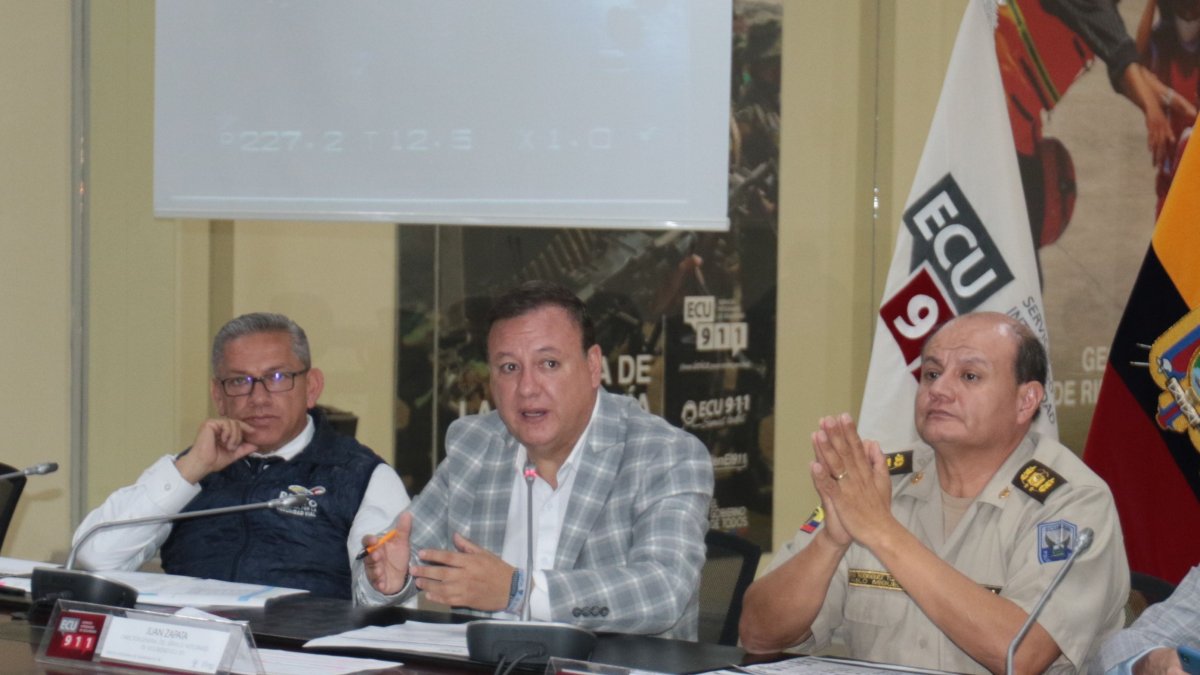 Zapata (centro) reveló que se analizan medidas alternativas para el reinicio del campeonato, en caso de que la situación en Quito no mejore.