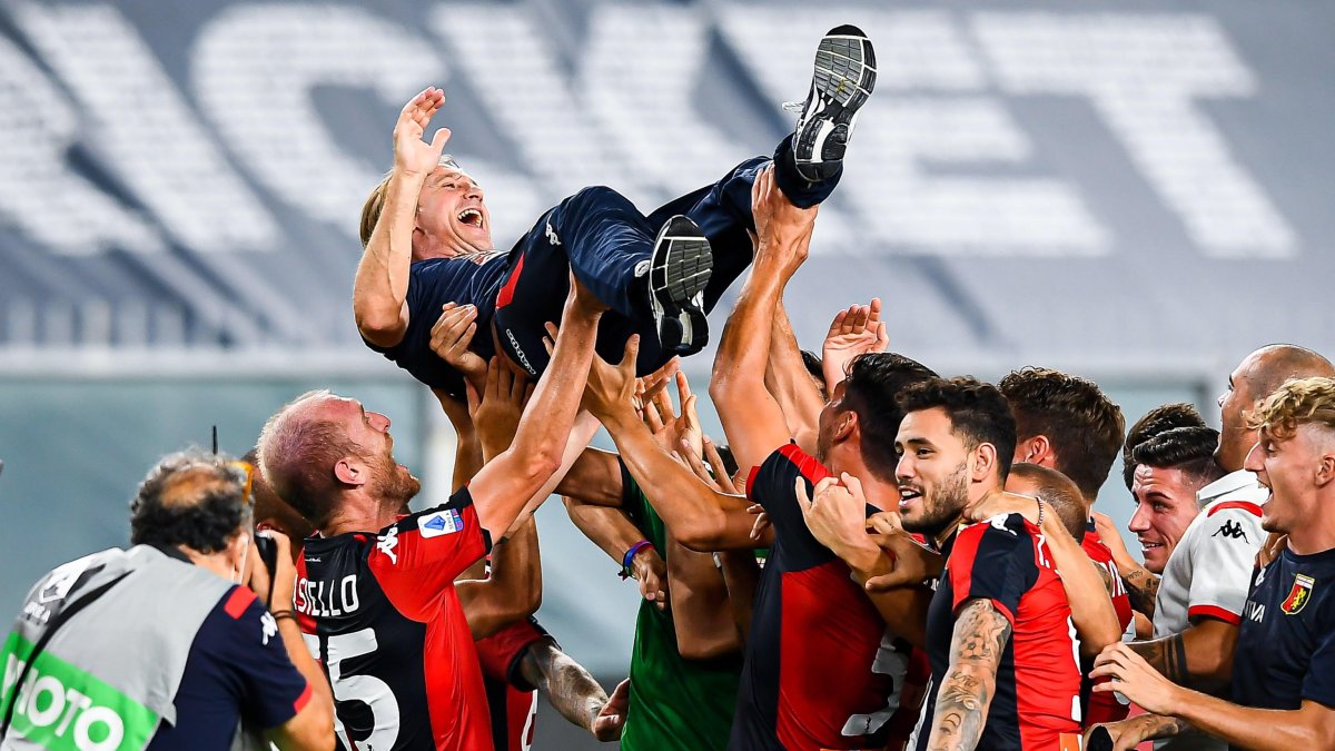 Los jugadores del Génova levantan eufóricos a su técnico, Davide Nicola, tras asegurar su permanencia en la máxima categoría del fútbol italiano.