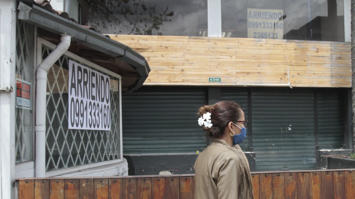 En Quito, barrios conocidos por su movimiento, como la Avenida de los Shyris y La Mariscal, ahora lucen desiertos. Letreros de ‘se alquila’ aparecen en locales comerciales y edificios de apartamentos.