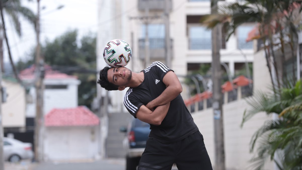 Fernando tiene 22 años y cursa la carrera de Química y Farmacia en la Universidad de Guayaquil. Es campeón nacional de freestyle.