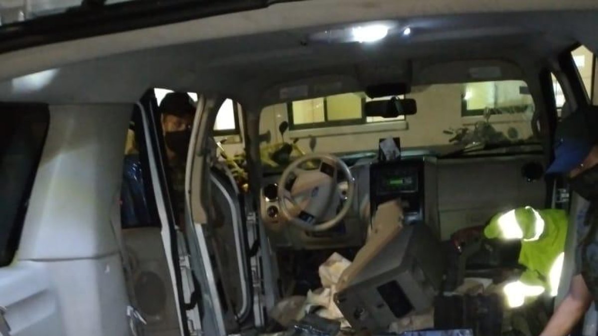 En Sucumbíos, durante una operación de control, militares encontraron 150 kilos de coca en un vehículo