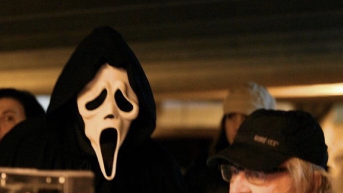 Wes Craven (director original) en el rodaje de Scream detrás de cámaras.