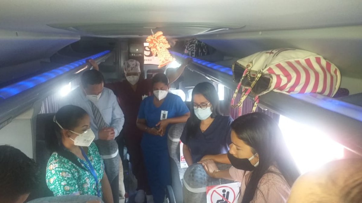Médicos de Guayaquil viajan a Manabí a atender a pacientes COVID-19 positivo.