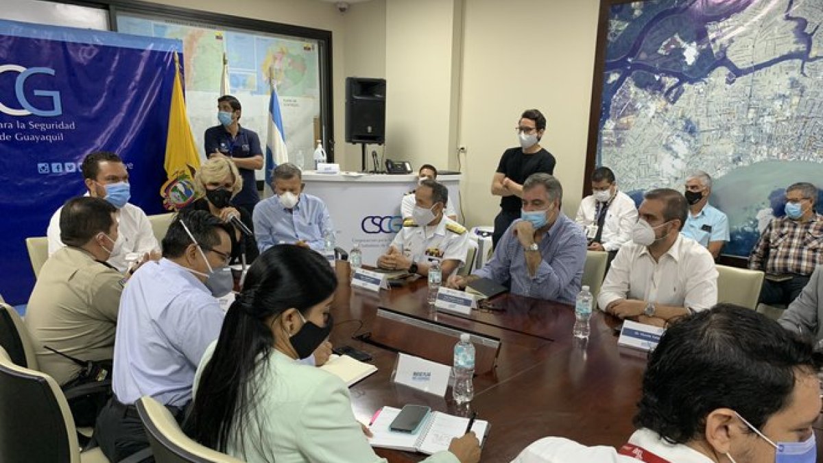 Vicente Taiano, en la reunión con los miembros del COE cantonal, este 3 de agosto.