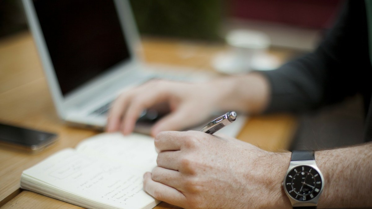 El comercio es el sector donde se registra un mayor número de cese de empresas.