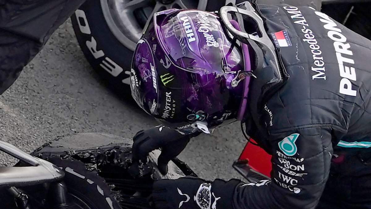 Hamilton muestra el pinchazo que sufrió en la última vuelta del GP de GRan Bretaña que lo hicieron cruzar la meta prácticamente con 3 llantas.
