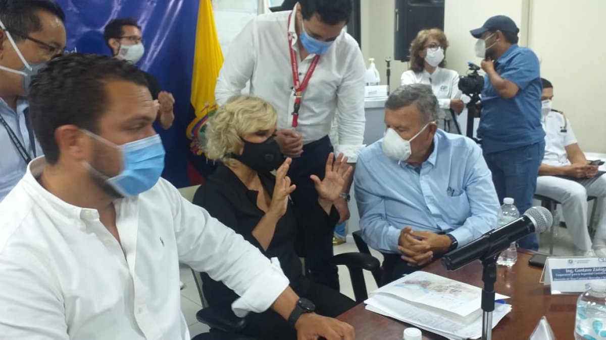 La alcaldesa Cynthia Viteri, en reunión con el COE Cantonal, este 3 de agosto.