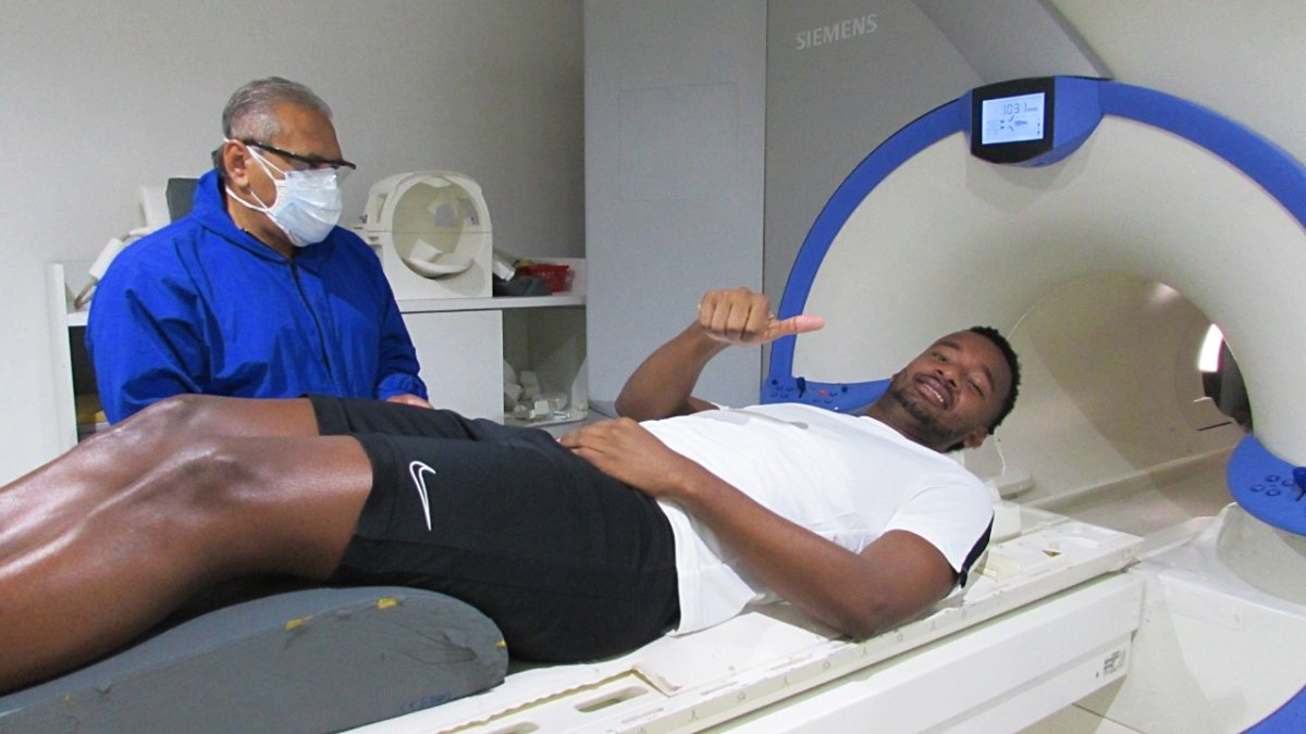 Jefferson Orejuela, reciente fichaje de Barcelona, durante los chequeos médicos realizados hoy.