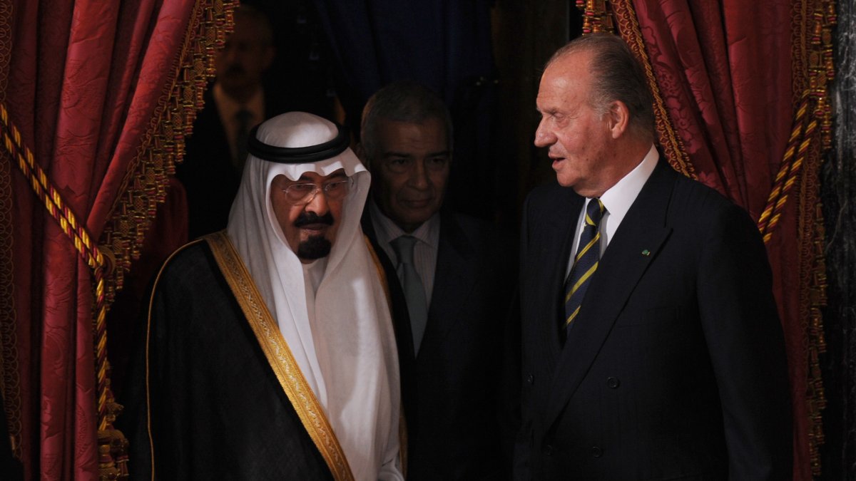 Juan Carlos I habría recibido una donación en 2008 de 65 millones de euros (76 millones de dólares) procedentes del rey de Arabia Saudí, que luego él regaló a una supuesta amiga, según filtraciones de la prensa de España.