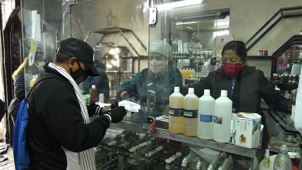 El pasado mes de julio el Senado nacional de Bolivia aprobó el uso del dióxido de cloro en el país sudamericano a pesar de que varias personas han sido hospitalizadas después de ingerirlo.