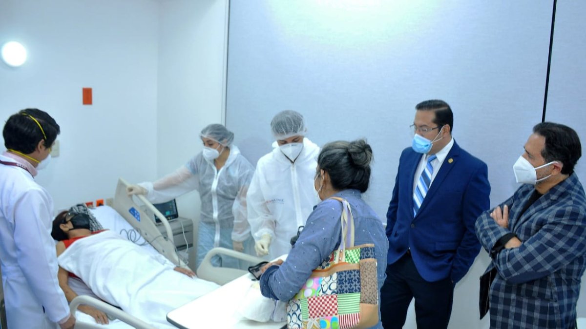 Atención. La adulta mayor fue ingresar en la clínica de la Universidad Espíritu Santo para las revisiones.