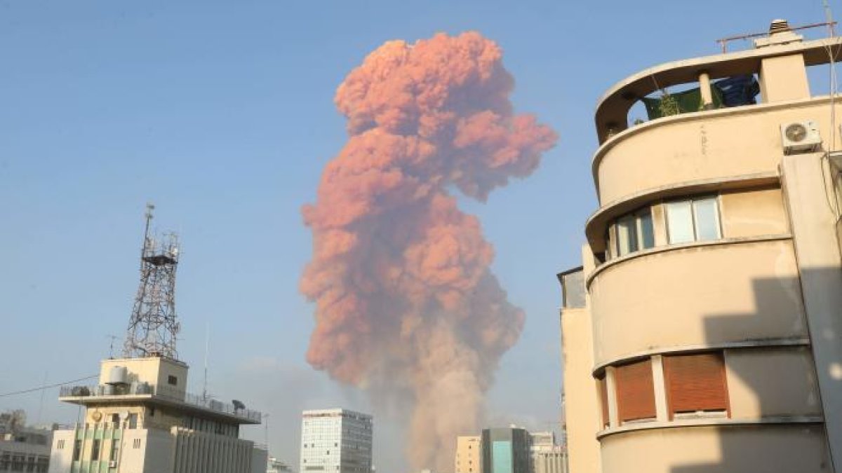 Según el canal de televisión libanés Al Mayadín, afiliado al grupo chií Hizbulá, el almacén que explotó contenía gasolina.