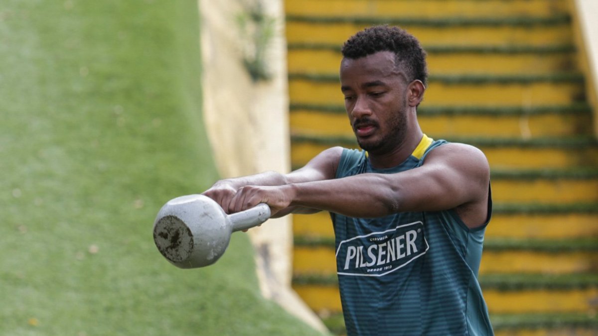 Jefferson Orejuela, mediocampista de Barcelona, mientras realiza fortalecimiento muscular.