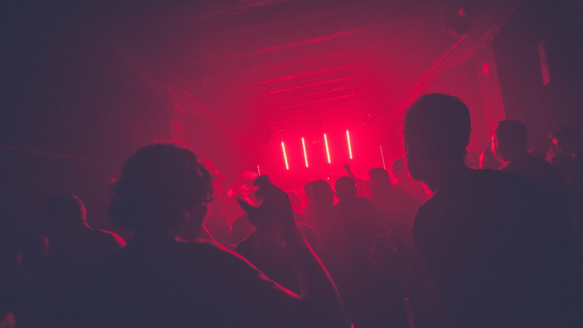 Las fiestas clandestinas en lugares secretos de París se han repopularizado durante la pandemia.