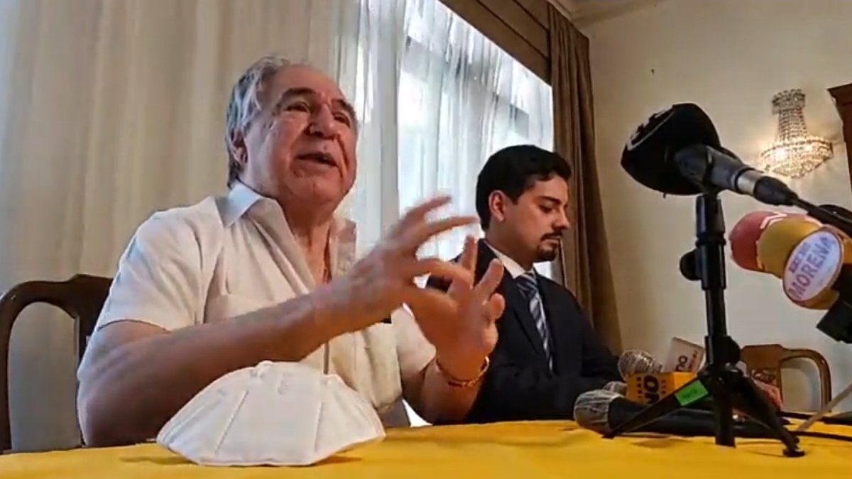 El expresidente junto a su abogado en la rueda de prensa que ofreció en su domicilio.