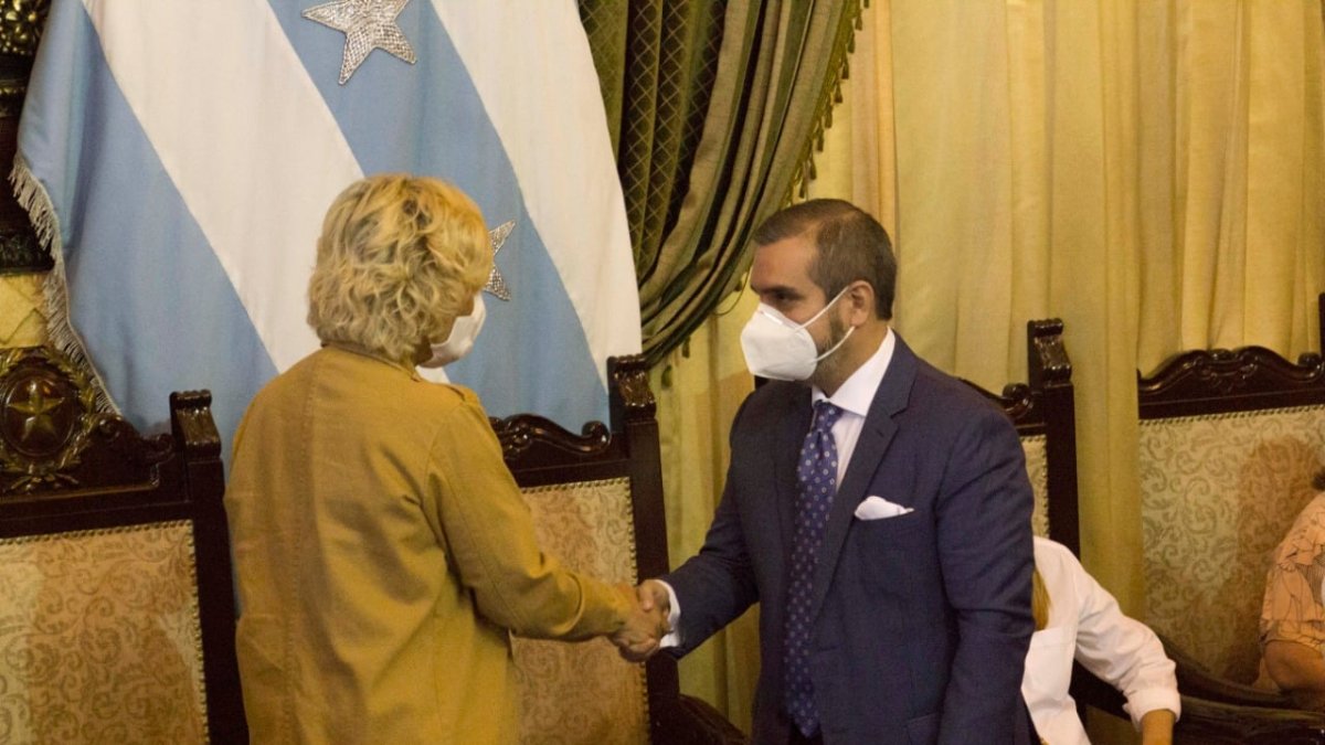 Vicente Taiano, junto con la alcaldesa Cynthia Viteri, este mediodía, durante la posesión.