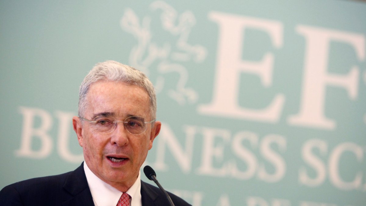 El expresidente de Colombia Álvaro Uribe durante la clausura del curso académico de EF Business School, en La Coruña (España), en junio del 2019 