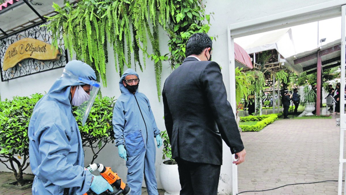 Un invitado a una boda, en la vía a la costa, desinfecta su traje.
