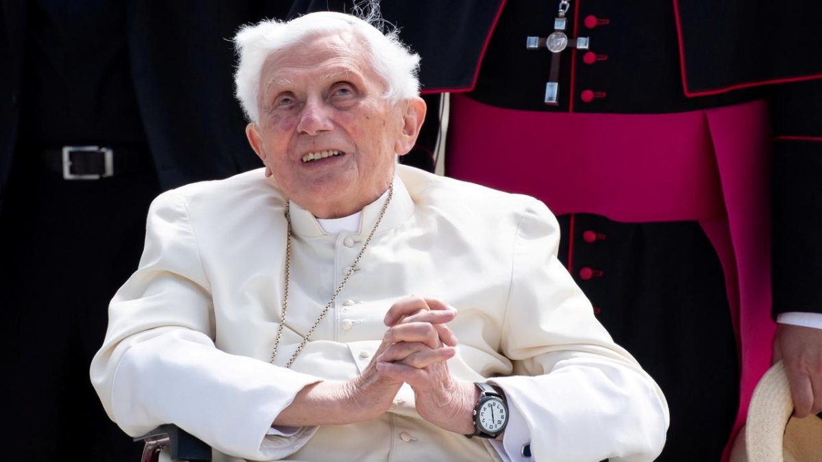 El ex papa Benedicto XVI, de 93 años, sufre de una infección bacteriana.