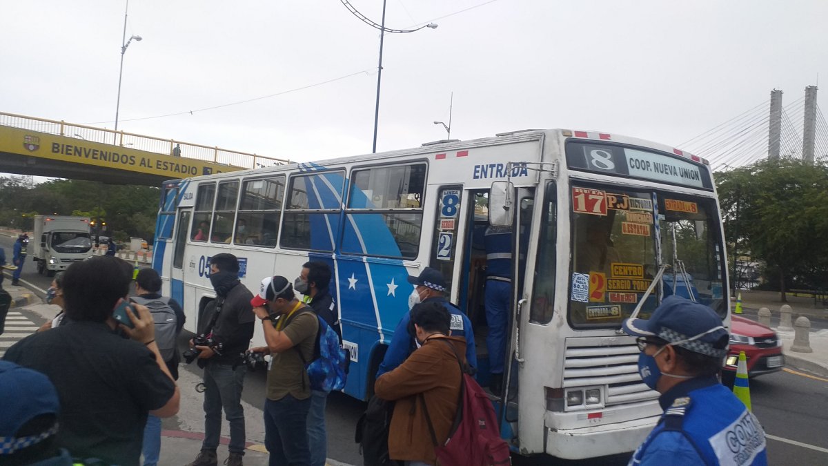 Control. El operativo se realizó la mañana de este miércoles 5 de agosto, en los exteriores del estadio Monumental.
