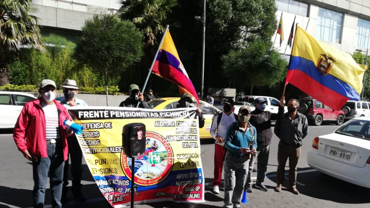 Un grupo de pensionistas protesta en los exteriores de la Fiscalía General, en Quito.