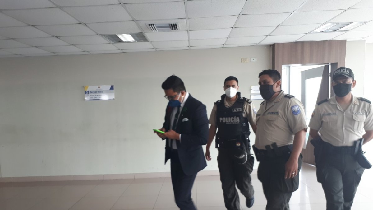 El juez dispuso que la policía custodie la salida de los abogados particulares, por temor de uno de ellos.