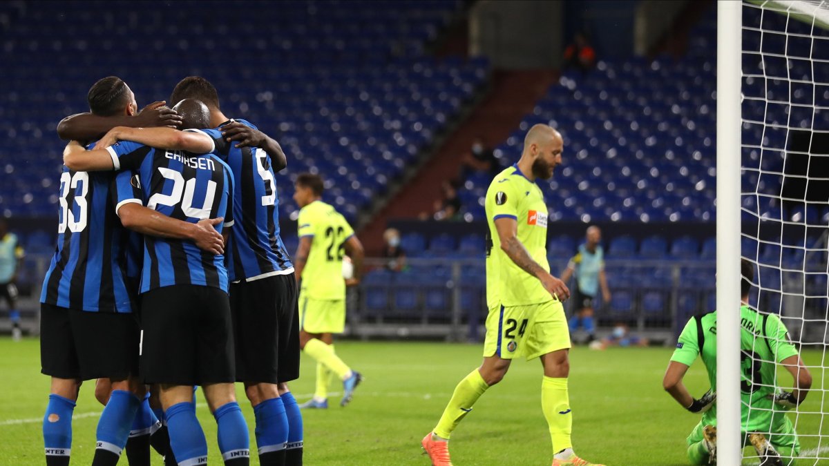 Los jugadores del Inter de Milán celebran el segundo gol para la clasificación a la siguiente ronda de la Europa League.