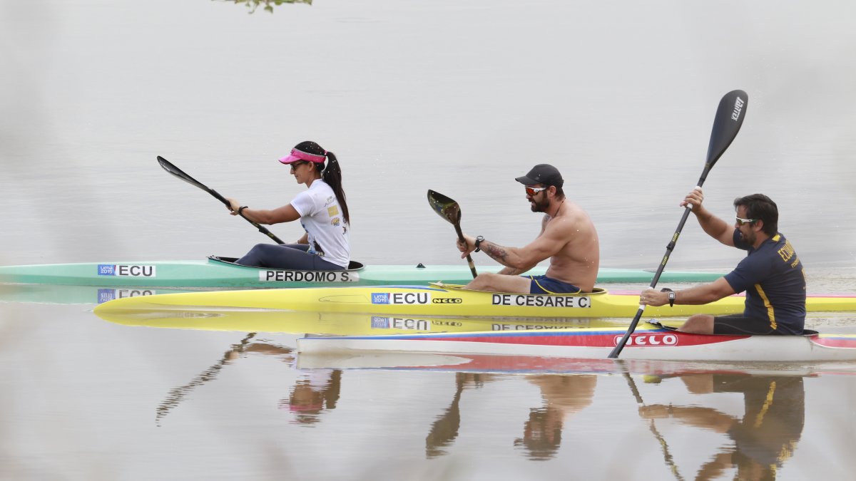 El entrenador de la selección ecuatoriana de canotaje, Sebastián De Cesare (d) en uno de los entrenamientos regulares con su hermano César De Cesare y Stephanie Perdomo, tricolores.