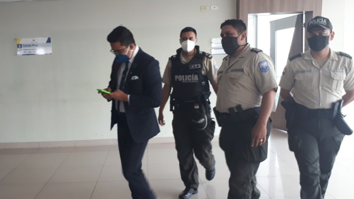 Al finalizar la audiencia, el juez Terán dispuso que los abogados sean custodiados por la policía hasta su salida.