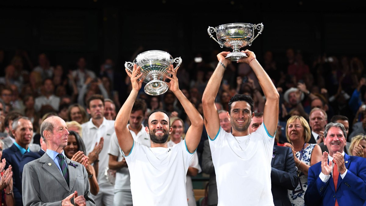 Juan Sebastian Cabal (i) and Colombia's Robert Farah (d) posan cuando ganaron el título de Roland Garros que les mereció ascender a la dupla #1 del mundo.