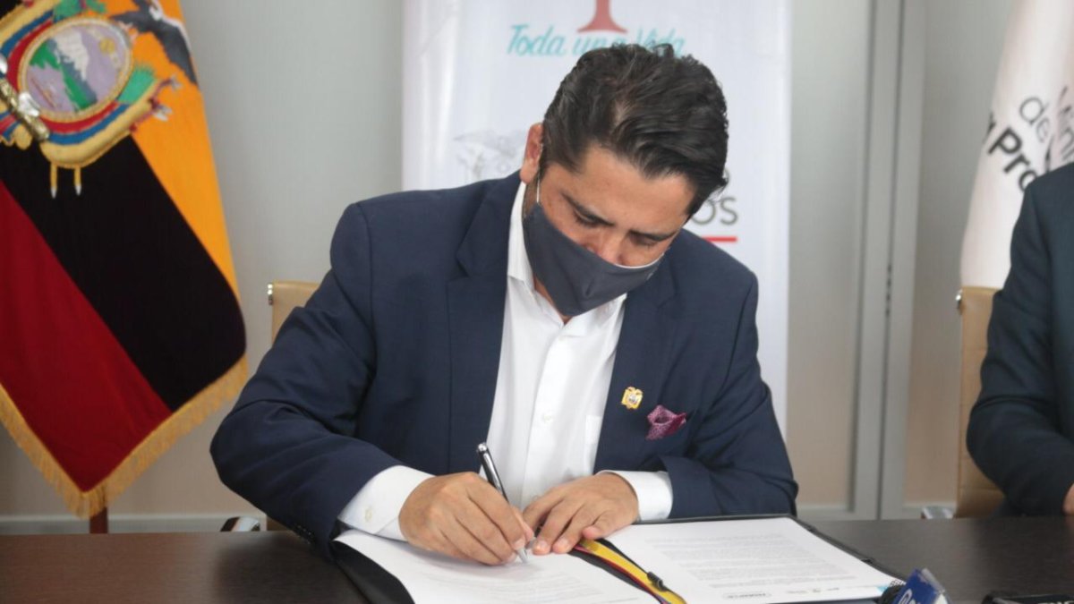 El ministro de Producción, Iván Ontaneda, impulsa la postulación de nuevos proyectos.