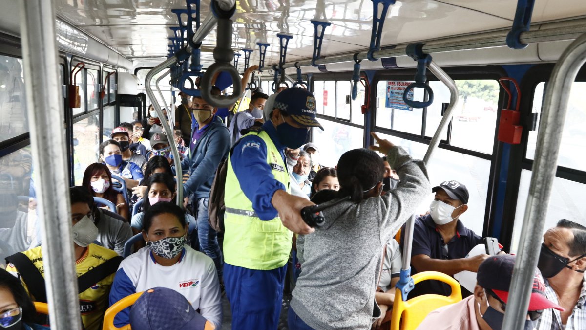Control. En el operativo se evidenció que algunas unidades transportaban a pasajeros de pie.