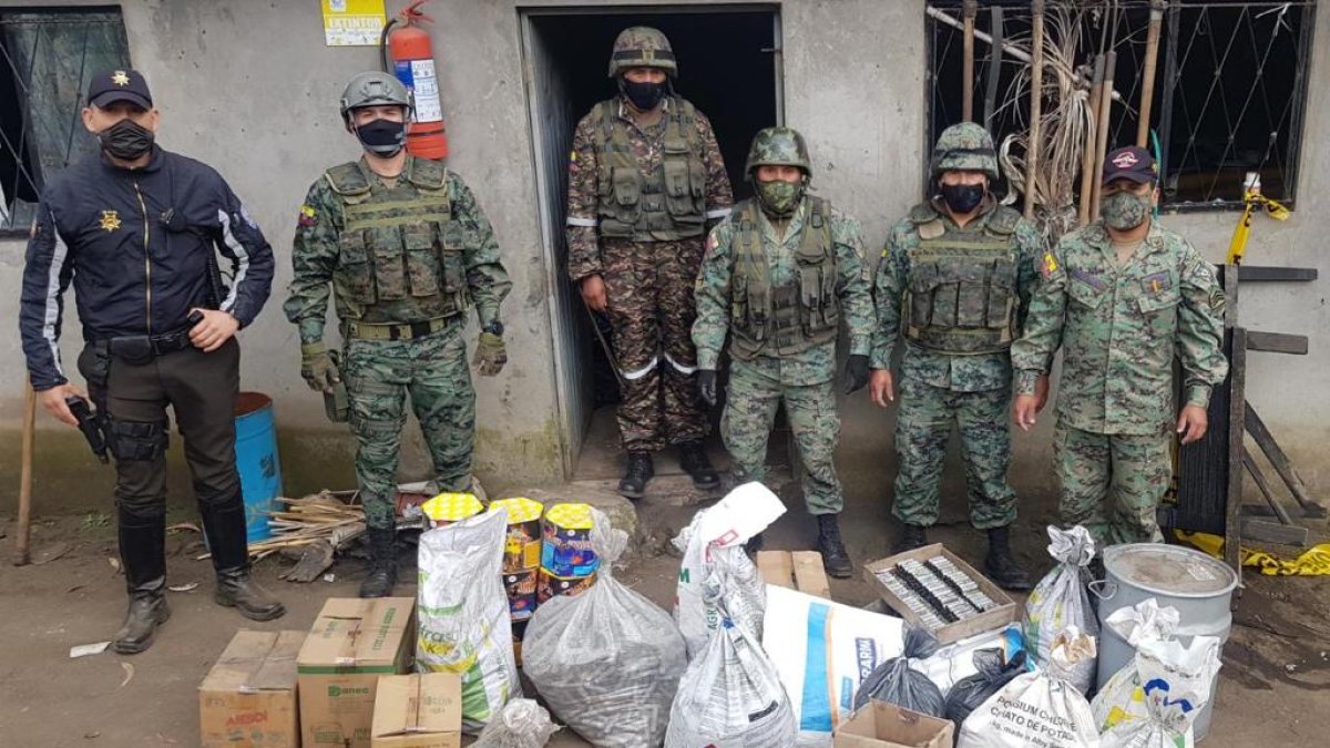 Miembros de Fuerzas Armadas decomisaron el material explosivo y lo llevaron a las bodegas del Departamento de Control de Armas de Chimborazo.