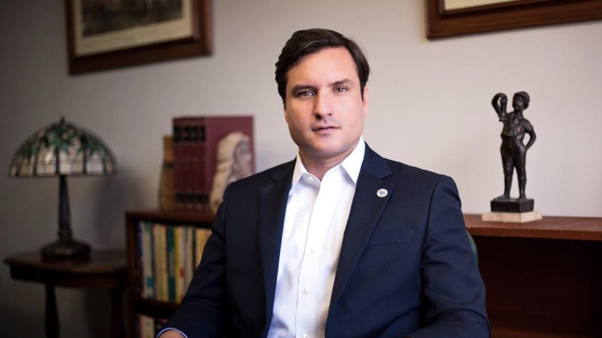 Domínguez también es abogado, profesor de Derecho de la Universidad Central de Venezuela y especialista en Derecho Administrativo y Derechos Humanos.