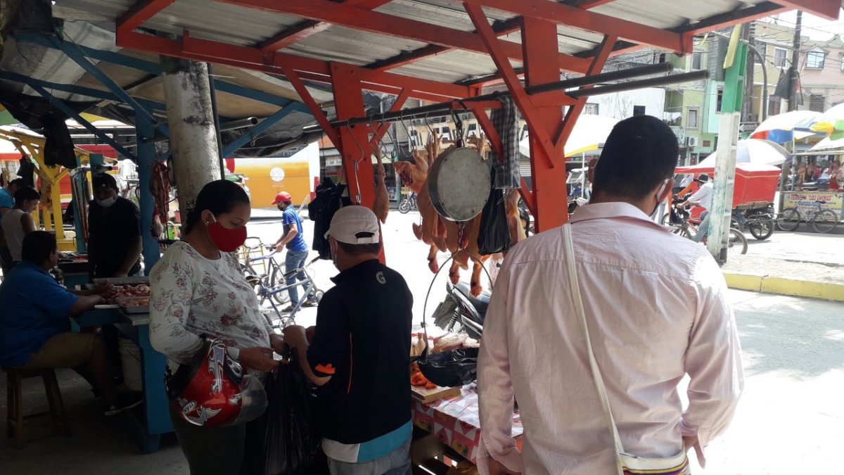 Hecho. Los comerciantes de algunos productos prefieren venderlos en los exteriores de la plaza, por economía y salud.