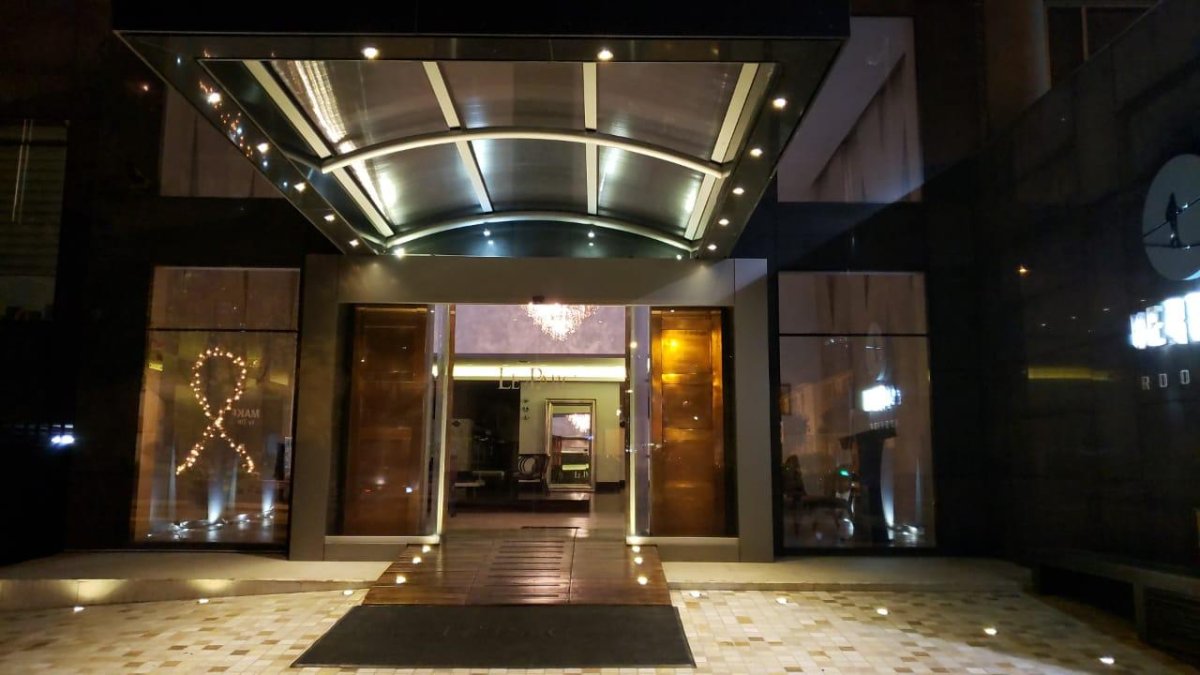 Hecho. Algunos hoteles han colocado un lazo negro y otros, le dan forma al listón a través de luces. El significado es el mismo.