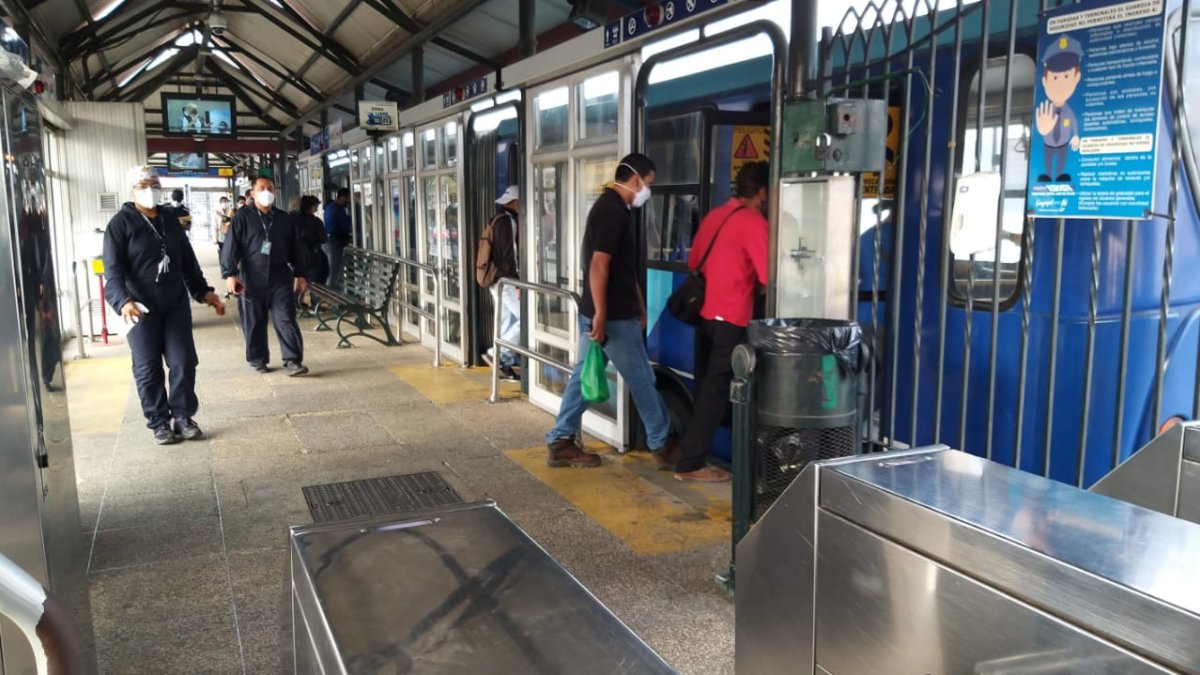 Operativo. Esta 6 de agosto, la ATM hizo un control al interior de las unidades y la parada de la estación de la Troncal 3 de la Metrovía.