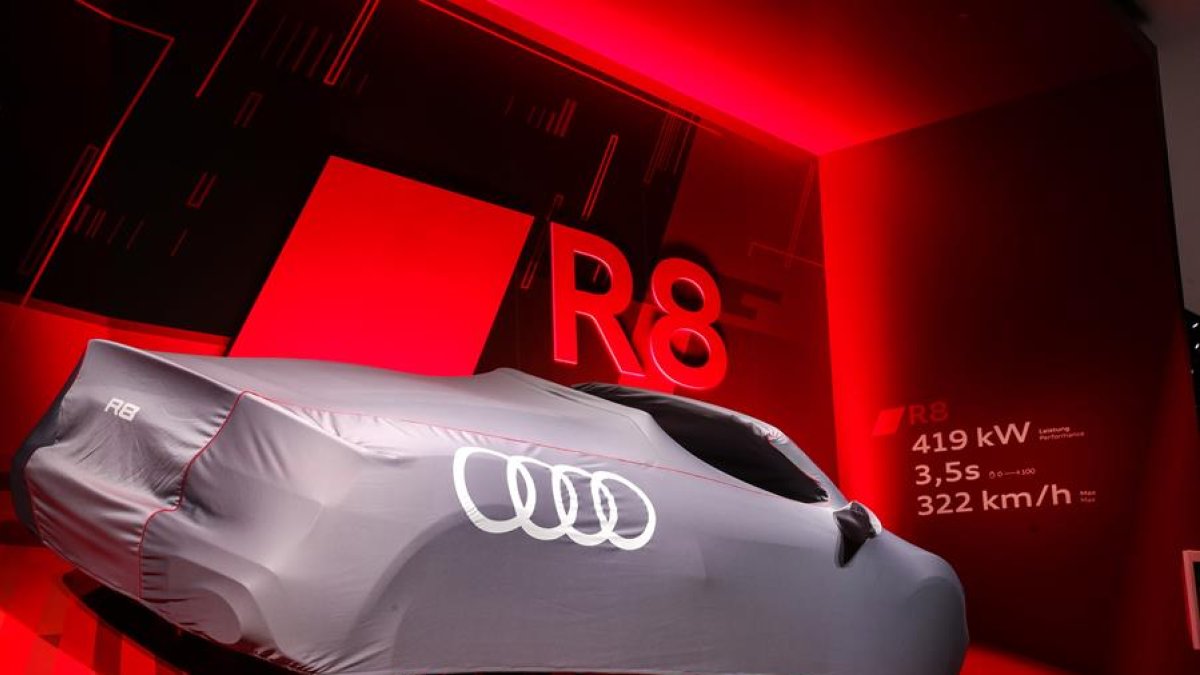 Un R8, modelo de la marca Audi, antes de ser develado en la Feria Internacional del Automóvil de Frankfurt.