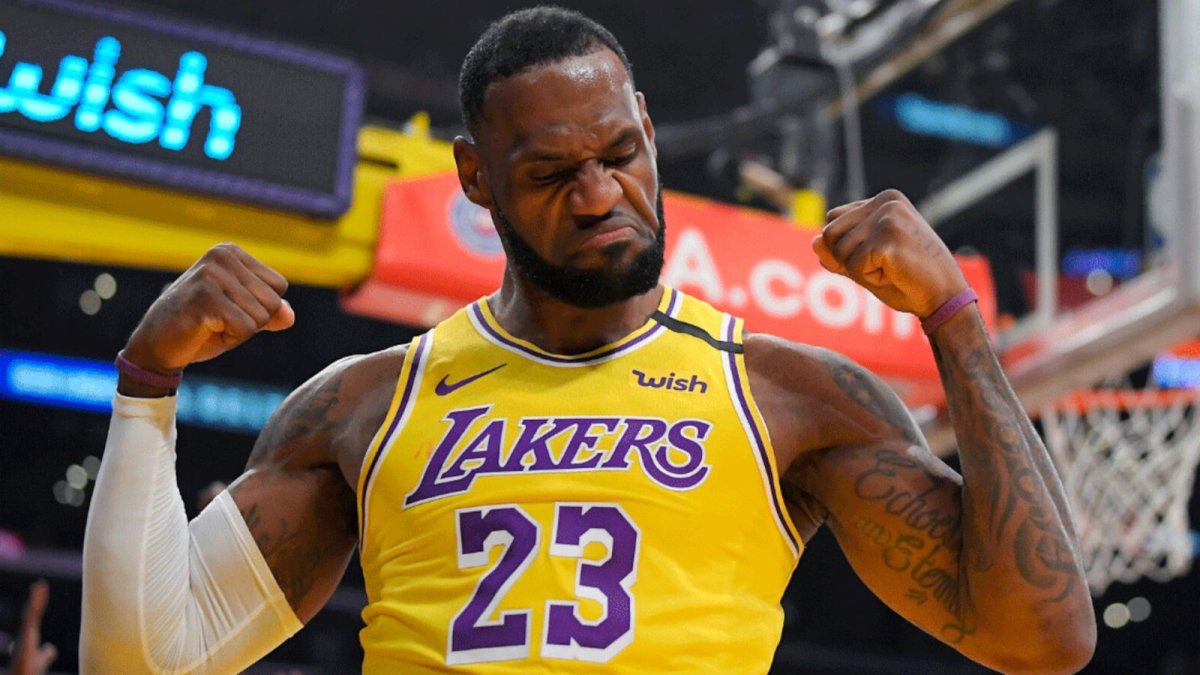 LeBron James, basquebolista de los Lakers, se quedará en este tradicional equipo por otras dos temporadas.