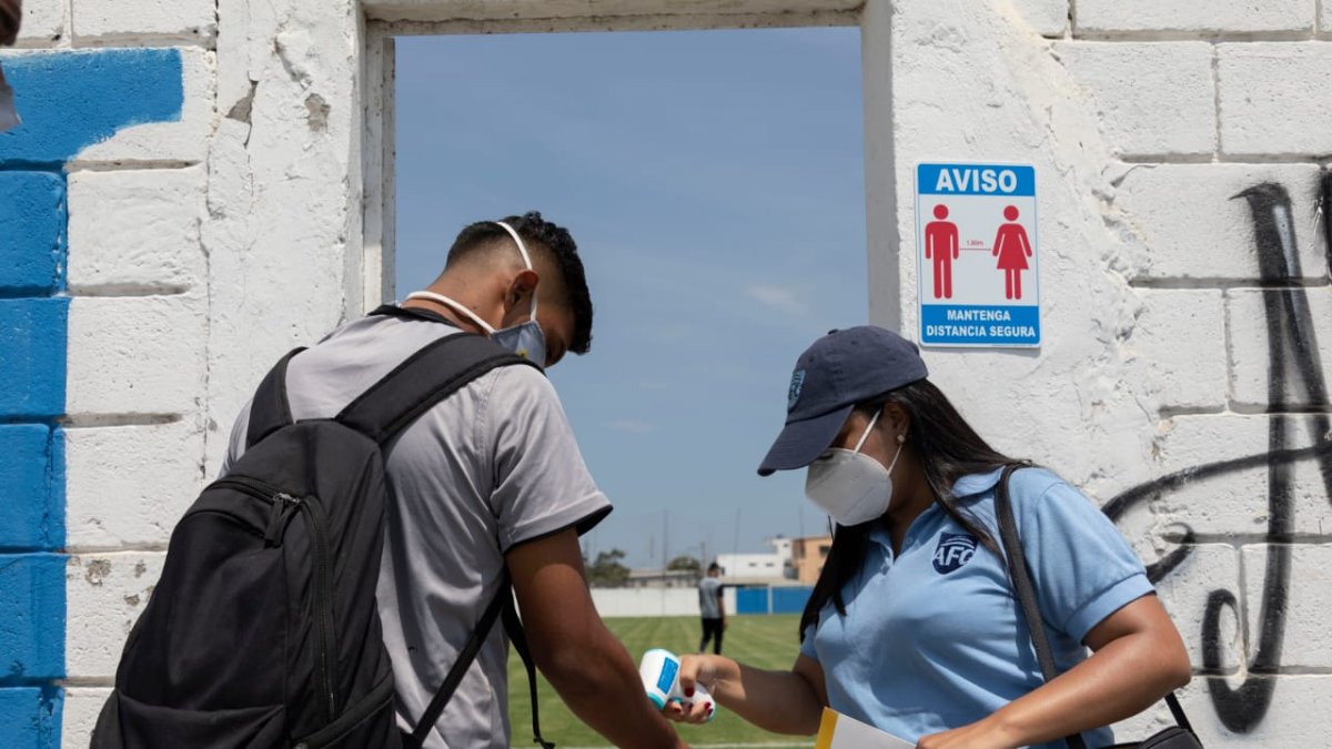 La toma de temperatura es uno de los requisitos a la llegada al estadio.