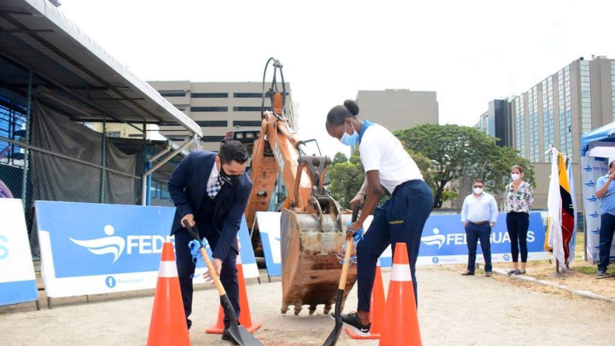 Roberto Ibáñez, presidente de Fedeguayas, y la atleta Kiara Rodríguez, durante la primera palada en la obra.