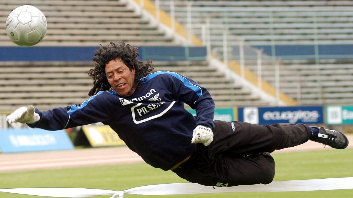 El colombiano René Higuita fue preparador de arqueros de la selección ecuatoriana cuando estaba dirigida por Luis Fernando Suárez.