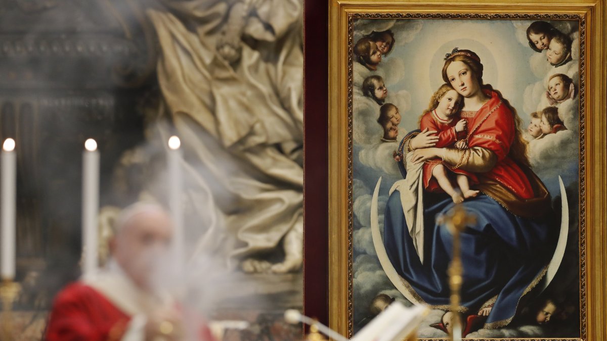 VATICANO. El papa Francisco ejecuta uno de los rituales de la eucaristía. El bautismo es uno de estos, es muy importante para la Iglesia Católica.