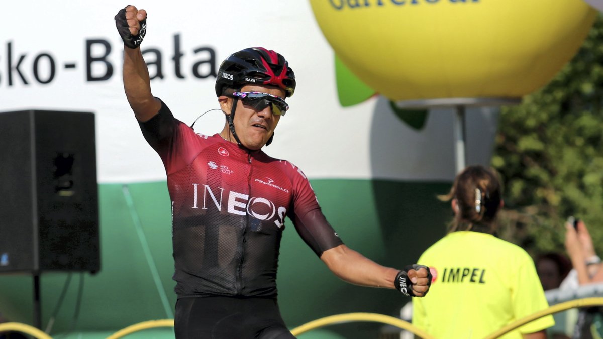 Richard Carapaz muestra su alegría luego de obtener su triunfo en la tercera etapa de la Vuelta a Polonia.