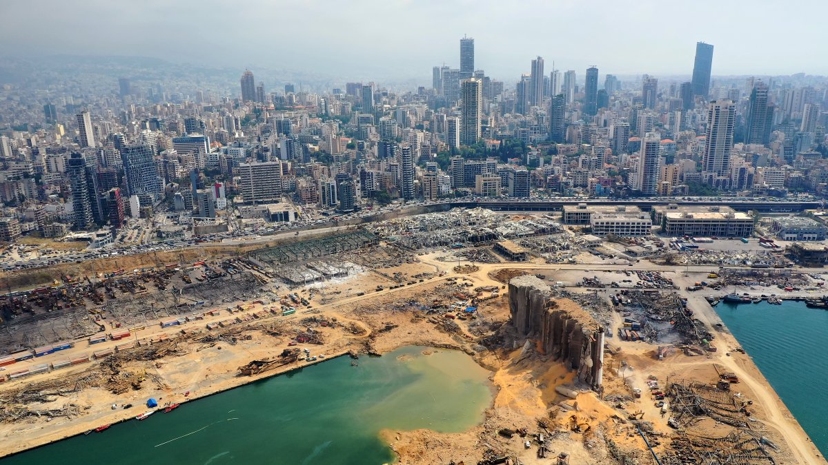 Una vista aérea, tomada este viernes, muestra el puerto de Beirut y el cráter causado por la colosal explosión del pasado martes 
