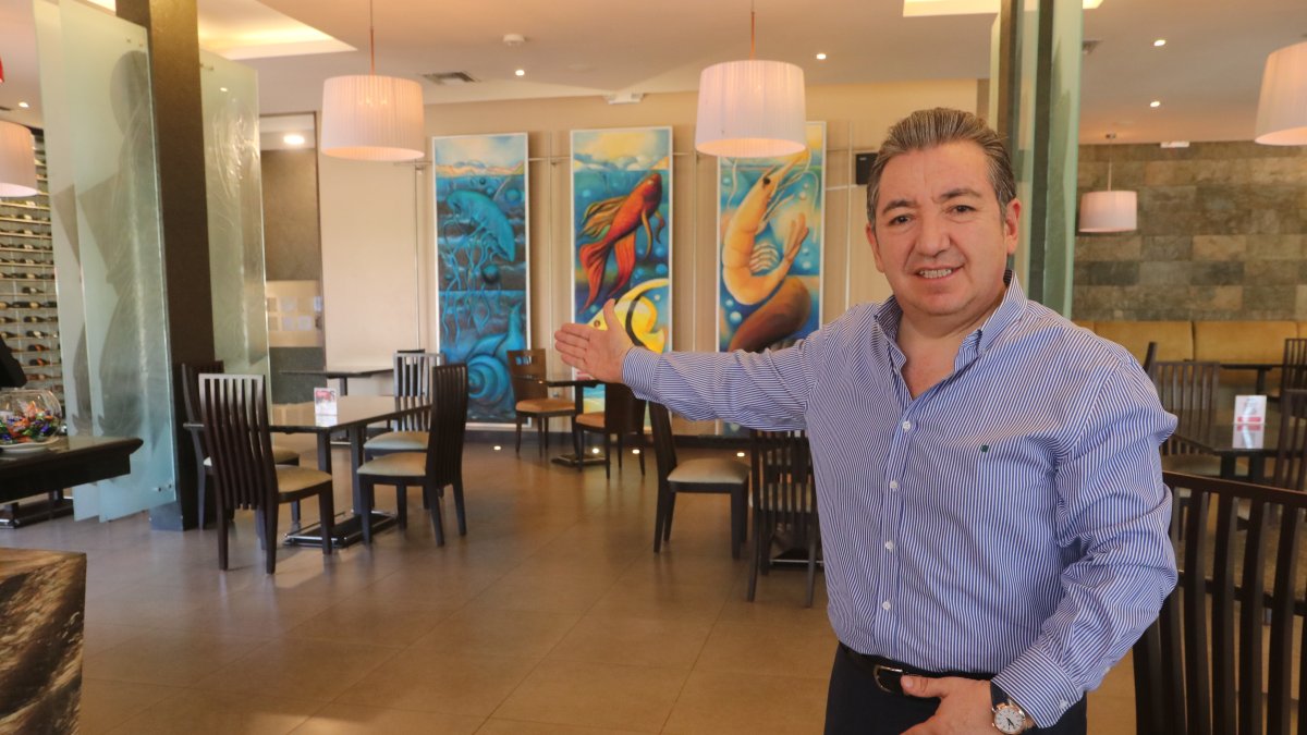 Efren Coronel, propietario de Red Crab.