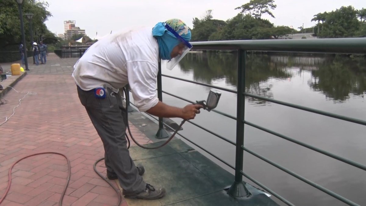Obreros dan mantenimiento a las barandas del Malecón Universitario.