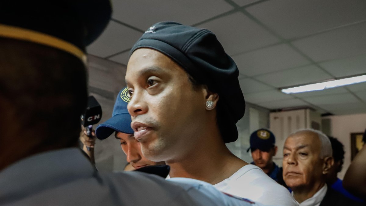 Ronaldinho Gáucho pasó la cuarentena por el coronavirus en prisión. Ahora está en arresto domiciliario, pero su caso no se define en Paraguay.